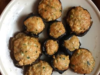 8、香菇酿肉,煎好后盛入盘子码好。