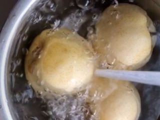 1、冰糖雪梨,雪梨洗净备用