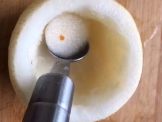 3、冰糖雪梨,把中间挖空