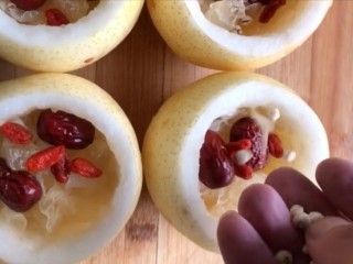 4、冰糖雪梨,放入银耳，大枣，枸杞，川贝，冰糖