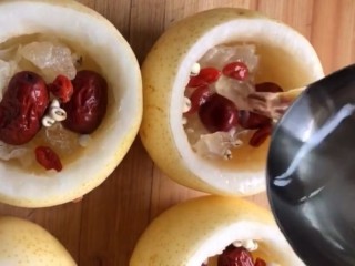 5、冰糖雪梨,加适量的清水