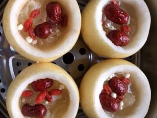 6、冰糖雪梨,放入蒸锅中，开锅蒸二十五到三十分钟即可