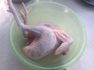 2、清汁鸡汤,土鸡去头，剪去脚趾（煮鸡汤一定要用散养的土鸡，肥的少）