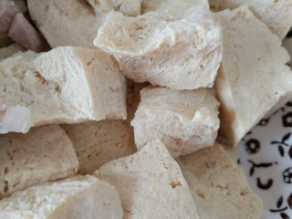 1、萝卜丝豆腐汤+#春意绿#,冻豆腐泡开