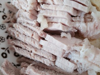 2、萝卜丝豆腐汤+#春意绿#,猪肉切片