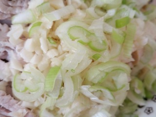 3、萝卜丝豆腐汤+#春意绿#,葱姜蒜切碎