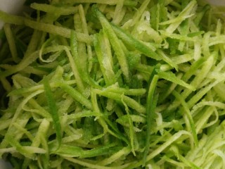 5、萝卜丝豆腐汤+#春意绿#,搓丝