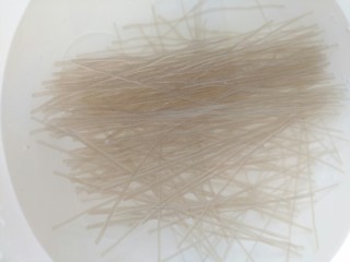 6、萝卜丝豆腐汤+#春意绿#,粉条提前泡水