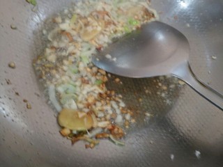 8、萝卜丝豆腐汤+#春意绿#,葱姜蒜爆香