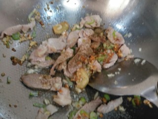 9、萝卜丝豆腐汤+#春意绿#,下肉片炒熟