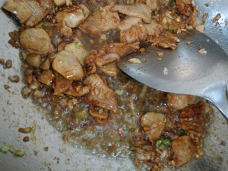 10、萝卜丝豆腐汤+#春意绿#,加酱油耗油翻炒