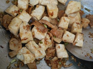 11、萝卜丝豆腐汤+#春意绿#,下冻豆腐翻炒