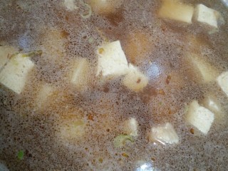 12、萝卜丝豆腐汤+#春意绿#,添汤，我用的是炖牛肉的汤，也可以加一个浓汤宝。