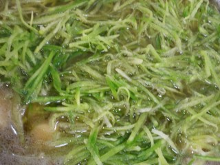 13、萝卜丝豆腐汤+#春意绿#,下萝卜丝