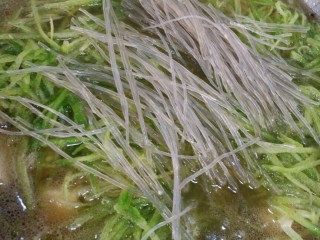 14、萝卜丝豆腐汤+#春意绿#,下粉条