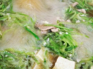 15、萝卜丝豆腐汤+#春意绿#,开锅少炖一会就好了，粉条提前泡过水开就熟，萝卜丝也很好熟。