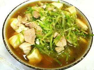 16、萝卜丝豆腐汤+#春意绿#,出锅了，对身体特别好的萝卜丝汤。