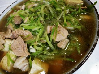 17、萝卜丝豆腐汤+#春意绿#,老妈自己种的萝卜，这个菜真是营养美味绿色无公害，哈哈，冬天的萝卜赛海参哦。常吃对身体特别好。