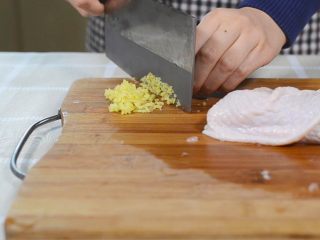 5、蜜制照烧鸡腿饭,切一些姜末。