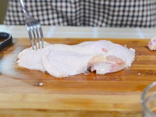 7、蜜制照烧鸡腿饭,用叉子将鸡肉扎些小眼，更易入味。