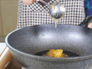 11、蜜制照烧鸡腿饭,放入蜂蜜