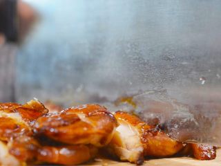 13、蜜制照烧鸡腿饭,切成条状，备用摆盘