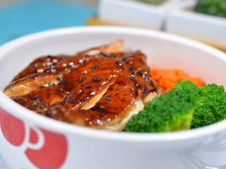 16、蜜制照烧鸡腿饭,最后撒上黑芝麻点缀即可。