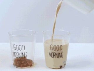 13、珍珠奶茶,把煮好的珍珠过水（珍珠过水是为了让口感更加Q弹），加入充好的奶茶，搅拌均匀即可