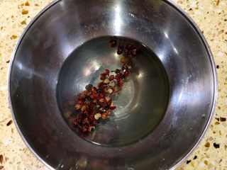 1、年味·小狮子头,抓一小撮花椒用开水泡15-20分钟