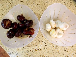 2、年味·小狮子头,新鲜马蹄去皮洗净