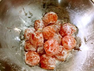 3、年味·小狮子头,冰箱取出冷冻过的蛋黄撒20克红薯淀粉拌匀备用