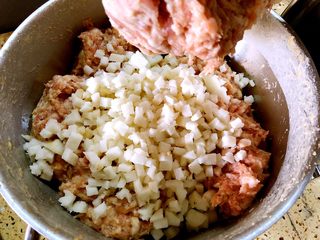 4、年味·小狮子头,最后加入马蹄丁 拌均匀 狮子头的肉馅就好了～