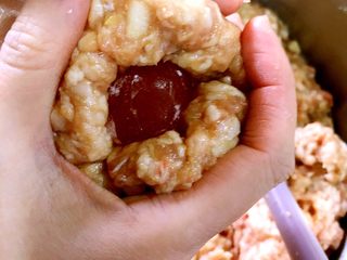 5、年味·小狮子头,用手的虎口慢慢收拢肉丸团成球状