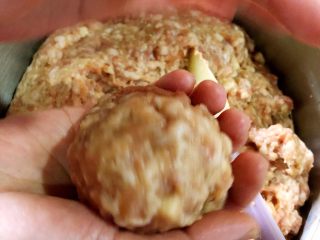 7、年味·小狮子头,就是左右手配合 来回摔打肉团