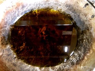 8、年味·小狮子头,等油温上来以后就可以炸狮子头了