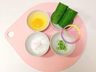 1、丝瓜煎蛋,食材：丝瓜30g、鸡蛋一枚、淀粉10g、葱末适量