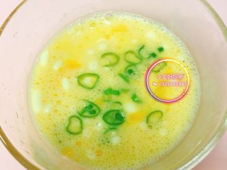 2、丝瓜煎蛋,鸡蛋打散、加入淀粉和匀。