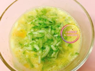 3、丝瓜煎蛋,丝瓜刨丝、葱末与蛋液拌匀。