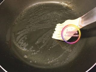 4、丝瓜煎蛋,平底锅刷植物油