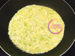 5、丝瓜煎蛋,将蛋糊摊熟