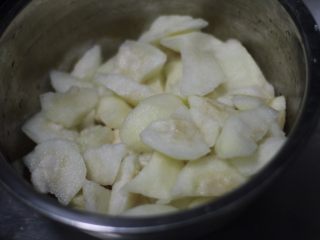 1、秋季滋补单品，秋梨膏,梨去皮，去籽切小块
