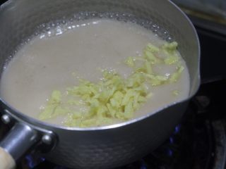 4、秋季滋补单品，秋梨膏,雪平锅加热倒入梨糊和姜沫