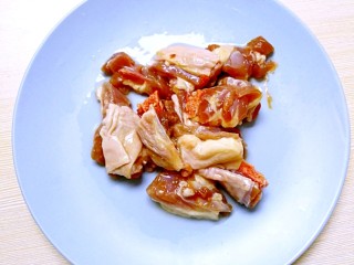 1、暖心鸡汤,鸡肉洗净，剁成小块，装入盘中；