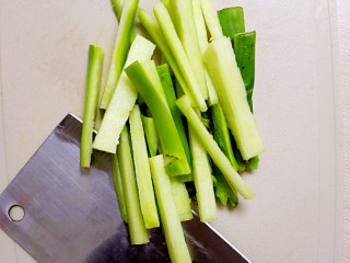 2、暖心鸡汤,芥蓝洗净，切成条，放置备用；