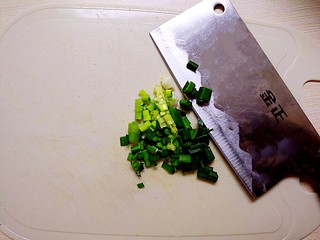 3、暖心鸡汤,葱姜蒜切成细末，放置备用；