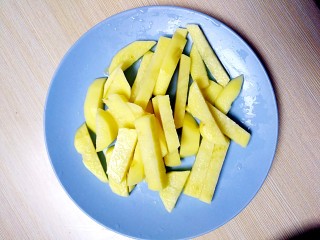 4、暖心鸡汤,土豆去皮切成条，过清水沥干，放置备用；