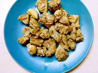 5、暖心鸡汤,锅中加入凉水，放入剁好的鸡块，水焯三分钟，弃掉汤，捞出备用；