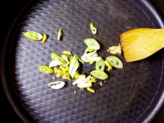 6、暖心鸡汤,锅加热，加入橄榄油烧热，加入葱姜蒜炒香；