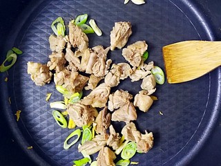 7、暖心鸡汤,放入水焯的鸡肉，继续翻炒；