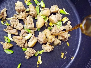 8、暖心鸡汤,锅中加入料酒，进行翻炒；
